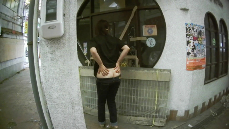 Mayumi Kanzaki: Japan Walking with Her Ass Out Outdoors