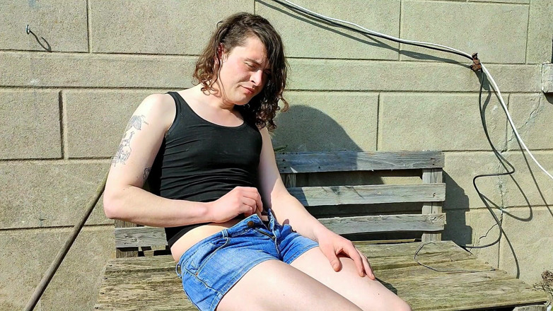 Sara B: Sara melancap di luar