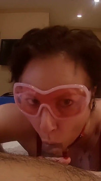 Nyc miLF troia Willow succhia il suo primo cazzo nero