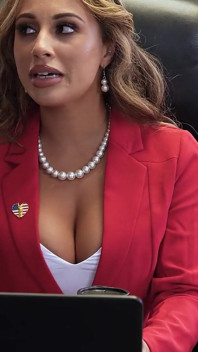 Silná politička Monica Minx používá svého asistenta, aby získala to, co opravdu chce