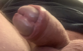 Pellefnatt: ベッドに横たわって濡れた穴を待っている私のコックをオフにけいれん