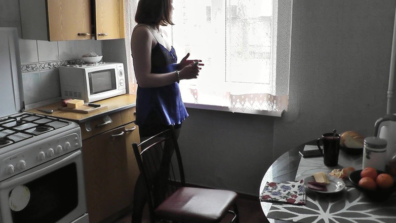 Assol: Roztomilá holka. Sexy Assol v erotickém prádle Peignoir punčochy připravuje...