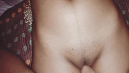 Gadis perawan India lagi asik ngentot memek sempitnya