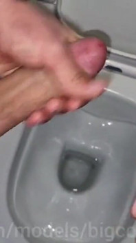 Um transeunte bonito em um shopping chupa o pau enorme de um homem com porra!