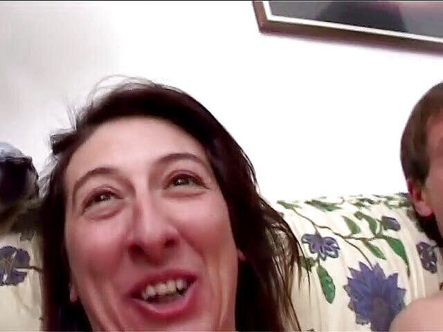 Milf in Love: La donna matura porca ha bisogno di un giovane cazzo...