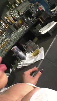 Luna Marks barmeni sikiyor ve ağzına boşalıyor