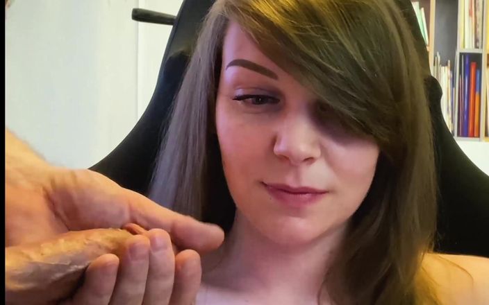 GamerGirlRoxy: Accarezzando il cazzo sulla distratta signora incinta.
