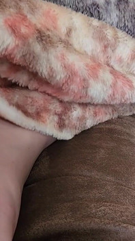 Att få min fitta gnuggad medan jag tittar på TV - Mama_foxx94