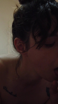 POV ดูดควยลิ้นเล่นเสียวในรังไหมของเขา