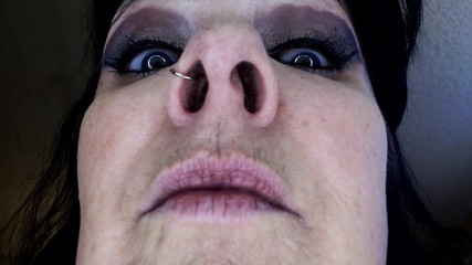 Abby Anna: Hladová obryně tě šňupou