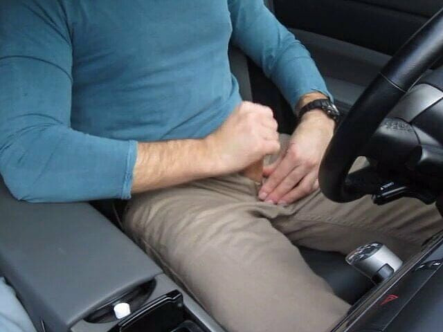 TJenner: 在我长时间的撸管后，车里闻到像精液一样！