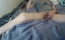 Z twink: Mladý sexy chlap masturbuje v posteli POV