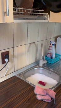 Cuci rambut pakai cairan pencuci piring di wastafel dapur