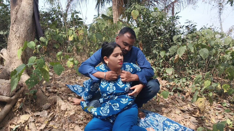 Sona bhabhi: Indisk by sexvideo, indisk tjej stor bröstpress av hennes styvbror...