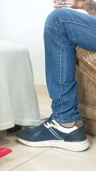 Avec mes talons aiguilles et mes pieds nus, je donne un A à mon amant jusqu’à ce qu’il éjacule sur mes pieds