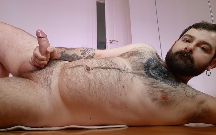 Cuca Night: Un bărbat păros se masturbează și ejaculează