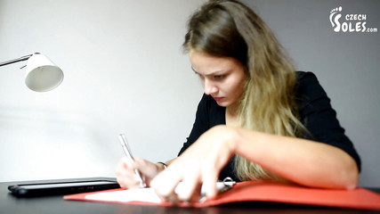 Czech Soles - foot fetish content: Pod kancelářským stolem a u jejích sexy nohou a podpatků