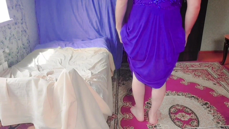 Kitty_Cross: Nádherný Femboy ukazuje nohy v lesklých kožených šortkách