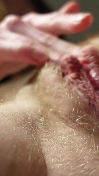 Poesje Met Grote Schaamlippen Spreidt Zich Uit En Wrijft Van Onderen Close-up