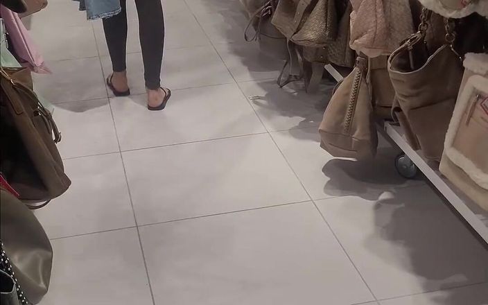 LuTosT: Conocí a una chica en una tienda, ella dio una...