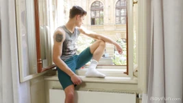 ブロンドの十代は、生ハメ犯されるためにフィットジョックに誘惑されます