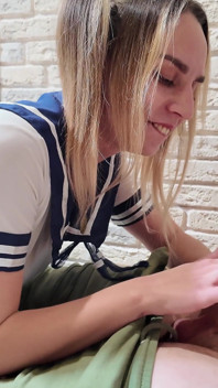 Aura ha una studentessa monella fetish e vuole essere scopata