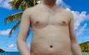Cute &amp; Nude Crossdresser: 裸体男孩在虚拟海滩上玩他的大黑屌。