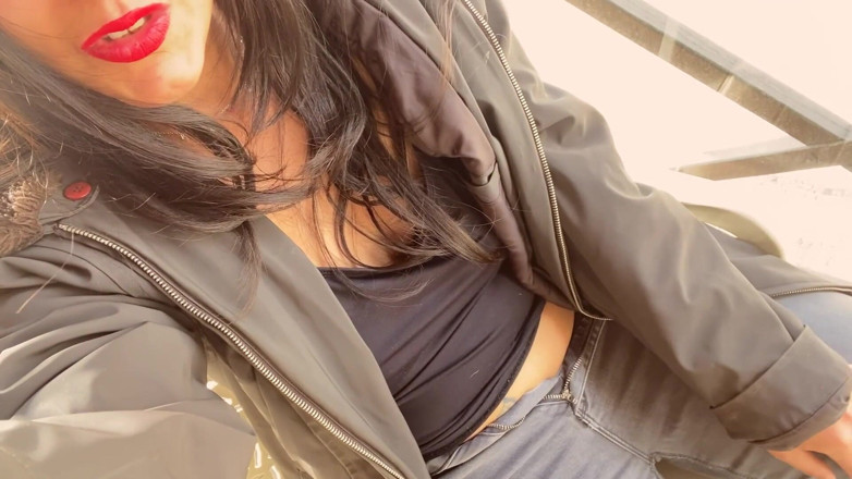 Luzyann: Risky outdoor squirt