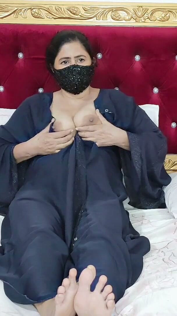 RajuIndianPorn: Indian Muslim Hot Mature Lady Fucking Pussy by Dildo