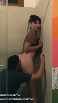 Curioso ragazzo etero da crociera mi scopa il culo senza preservativo e viene dentro sborrata