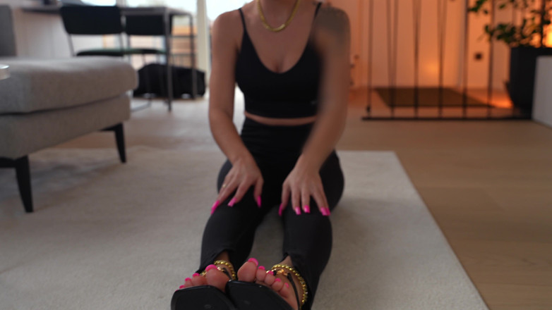BubblegumToes: 4K Yoga Sandal Tease From Hot Blonde MILF with Long...