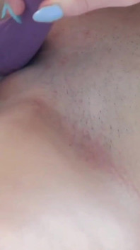 Gagică blondă sexy face sex pe pizda ei mică și drăguță