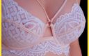 Wifey Does: पत्नी के परफेक्ट स्तन इस सफेद फीते वाली ब्रा में मस्त दिखते हैं