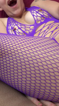 Princesa Bliss se corre duro en su juguete morado