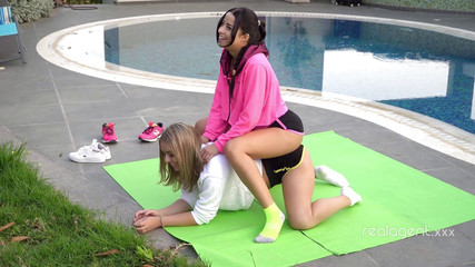 Real Agent: Hezká blondýnka Daniella Margot sexy lesbická akce se svou sexy...