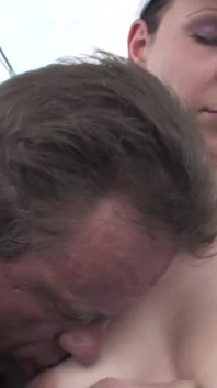 Aksi amatur dengan si rambut coklat dengan beberapa aksi blowjob di luar