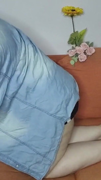 Podívejte se na moje masivní přírodní prsa, když masturbuji v mé rozkošné masce kundičky