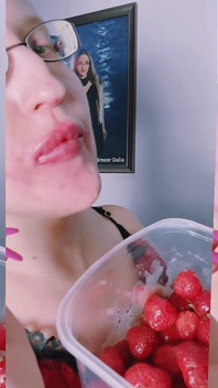 Asmr Jahodové Lízání - Asmr, Oční brýle, Gianess, Rtěnka, Velké Rty, Mough, Jídlo, Fetiš obličeje, Dlouhé nehty
