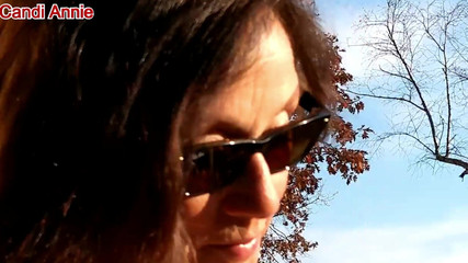 Candi Annie: Candi Annie доит порцию теплой сливочной спермы на улице