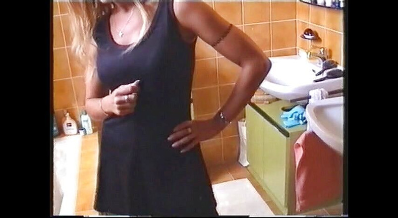 Foot Girls: Pembersihan bilik air di bawah pengawasannya