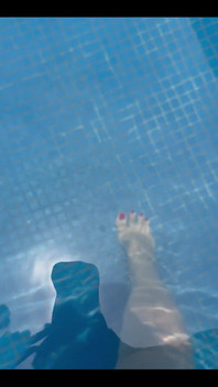 Ich will eine fußmassage am pool