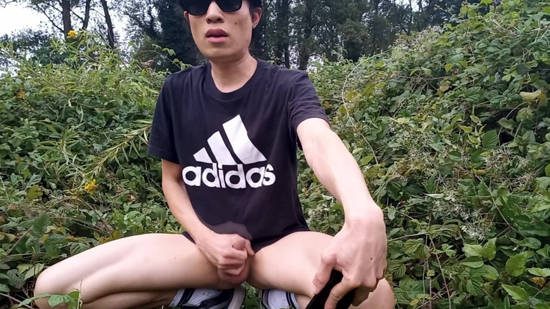 Jon Arteen: Jon Arteen, Minet Asiatique Gay, Est Habillé En T-shirt Adidas,...