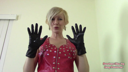 Brittany Lynn: Ellas vestidas, él desnudo - mamada de guantes de cuero en primer...
