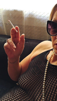Jeu de branlette avec une cigarette, Karina est intense et impitoyable, fume en le trait - grosse éjaculation ! - Vidéo complète en POV