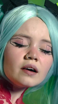 Rebecca Nikson anime cosplay'de bize muhteşem göğüslerini gösteriyor