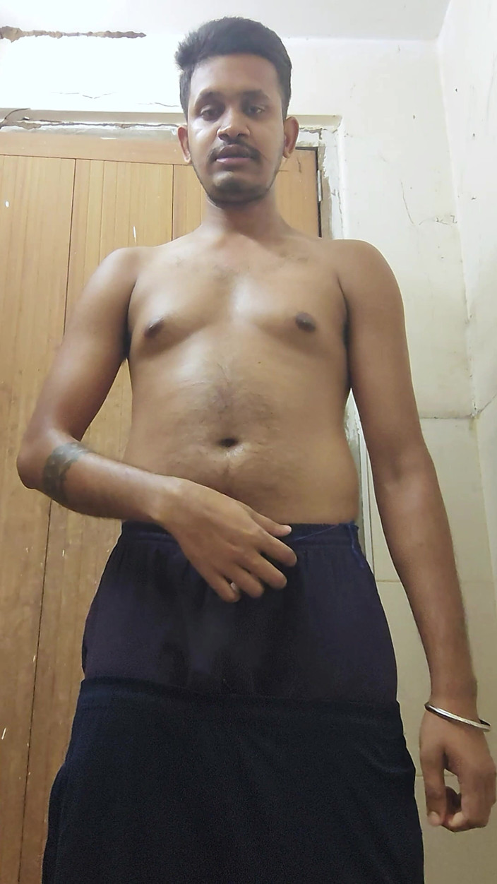 Call Raj: インドのプレイボーイ バスルームのセックスショー 大きなチンコとプレイ