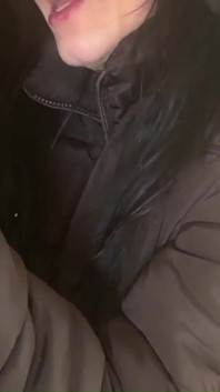 Mama vitregă a fost futută în față. Ejaculare pe jachetă fluffy.