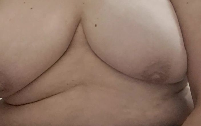 Mommy big hairy pussy: 彼女の毛むくじゃらの尻尾で彼を誘惑する熟女