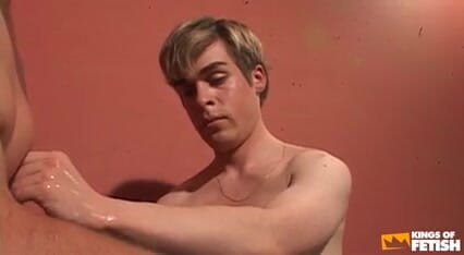 Gay Diaries: Tres chicos cachondos chupan sus pollas peludas y se comen...