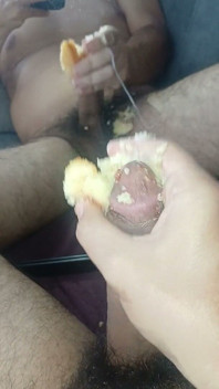 Vychutnávám si čerstvý guavový sušenku před zrcadlem.